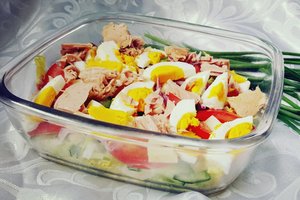 Spalvinga, pavasariška, gardu: tuno salotos su kiaušiniais, daržovėmis ir sūriu