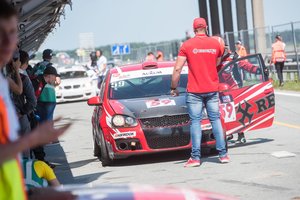 Kodėl lenktyniniai automobiliai neturi saugos pagalvių? Yra dvi esminės priežastys