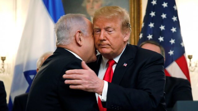 Donaldo Trumpo „dovana“ Izraelio premjerui kelia pasipiktinimą visame pasaulyje