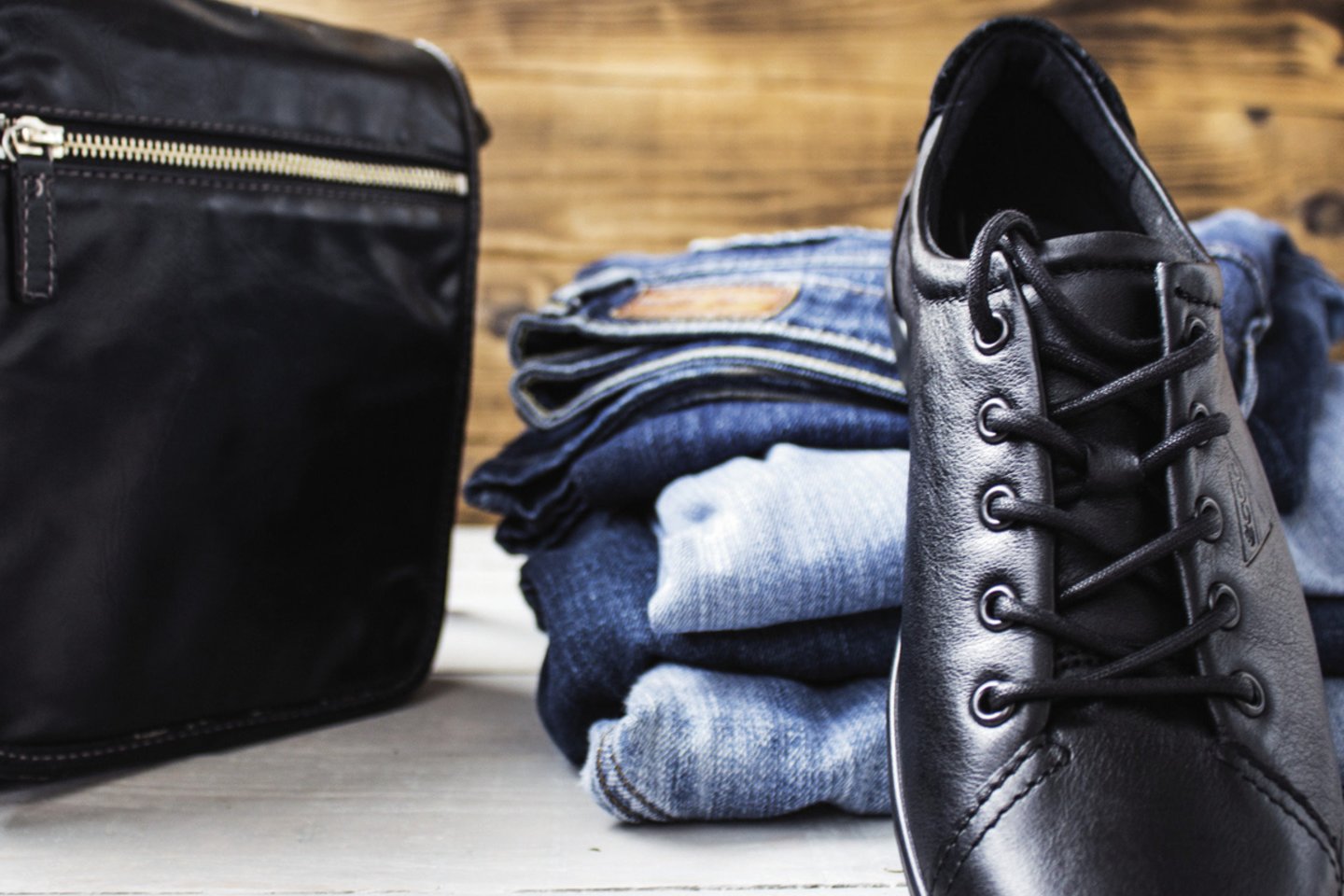  Nors džinsai visame pasaulyje pripažinti kaip laisvalaikio aprangos dalis, apsiavus juodus batus tos pačios kelnės atrodys gerokai rafinuočiau.<br> 123rf nuotr.