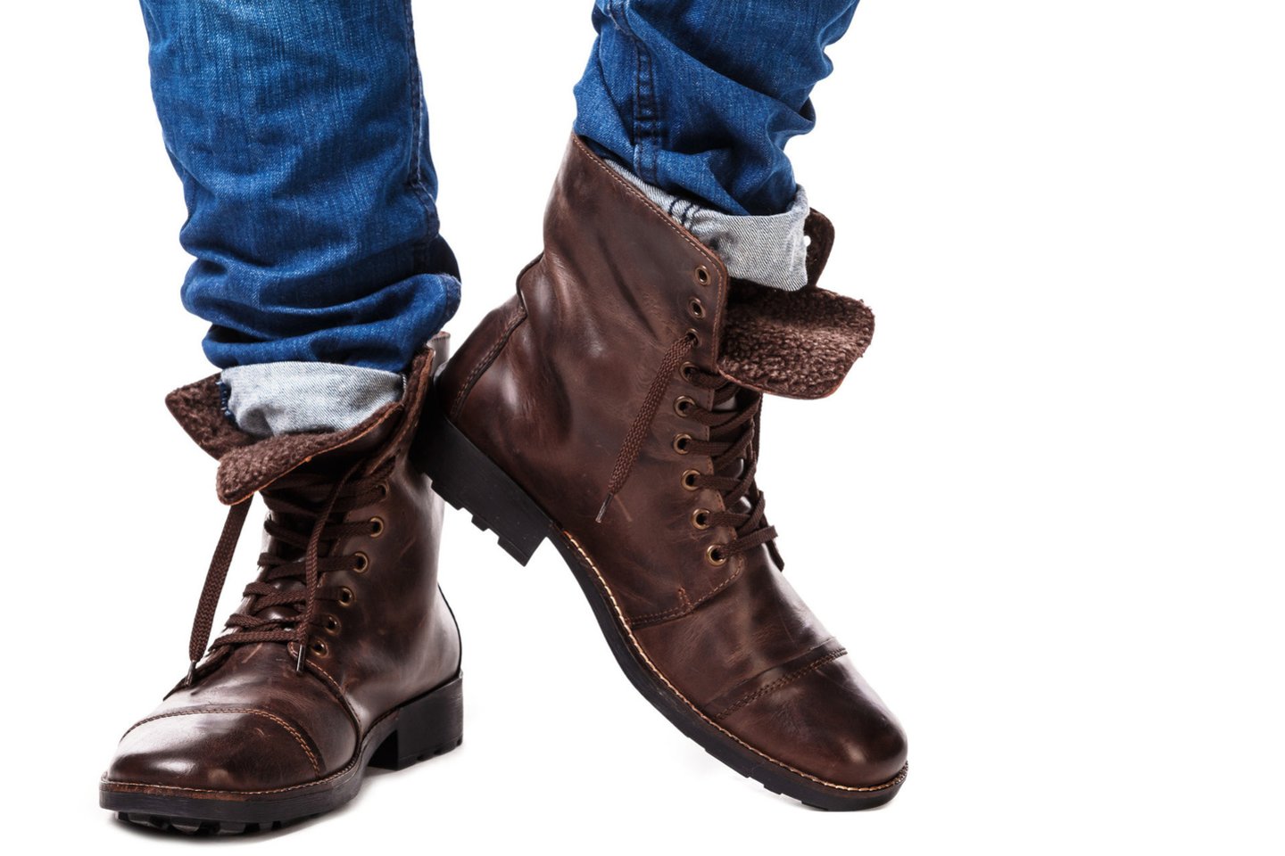 Jei norisi grubesnio, bet vis dar modernaus stiliaus, rinkitės tamsiai rudus batus.<br> 123rf nuotr.