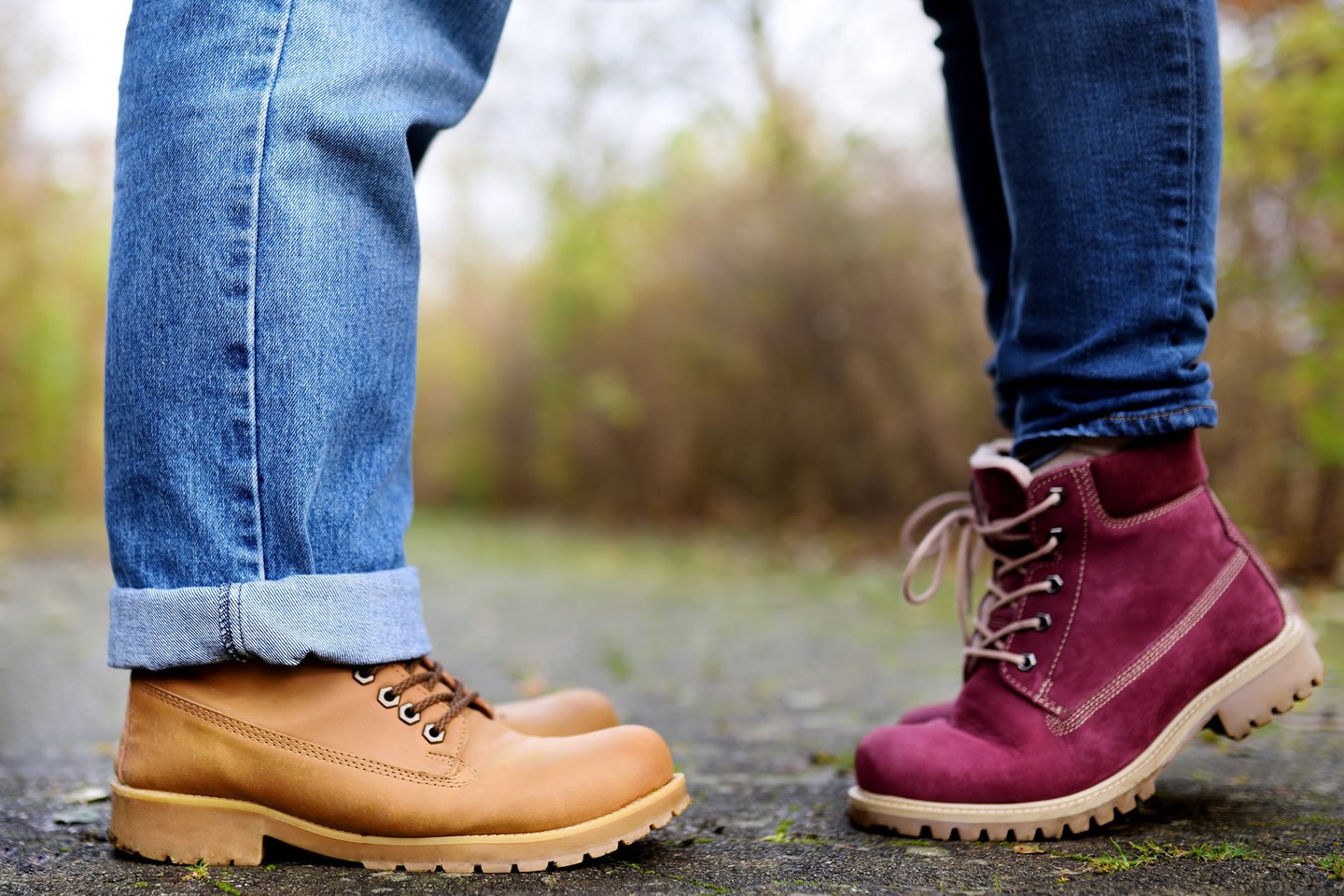  Mėlyni džinsai ir tamsiai rudi batai yra puiki kombinacija žiemą, o pavasarį ir vasarą karaliauja smėlio spalva. <br> 123rf nuotr.