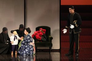 Į „Madam Baterflai“ Vilniuje grįžta Niujorko „Metropolitan Opera" tenoras Adamas Diegelis