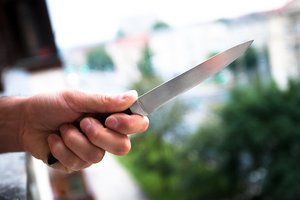 Pravieniškių kaime susipykęs su moterimi vyras griebėsi peilio