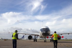 Kryptį supainiojęs lėktuvas nuskrido ne į tą šalį: aiškėja klaidos priežastys