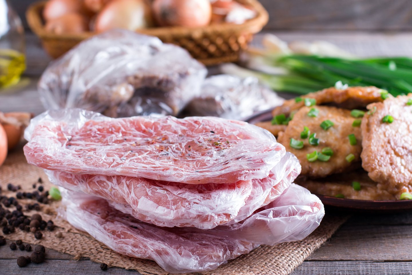 Geriausia mėsą atšildyti šaldytuve, tačiau tuomet ji šils gana ilgai. Ką daryti, jeigu mėsos reikia tuoj pat?<br> 123rf nuotr.