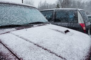 Su žaibais ir griaustiniu vakaruose siautėjęs ciklonas pasiekė Vilnių: gatves jau dengia sniegas