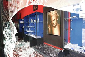 Siaubas, baimė ir neviltis: užklupus tamsai, Venesueloje lyg pamišę siaučia plėšikai