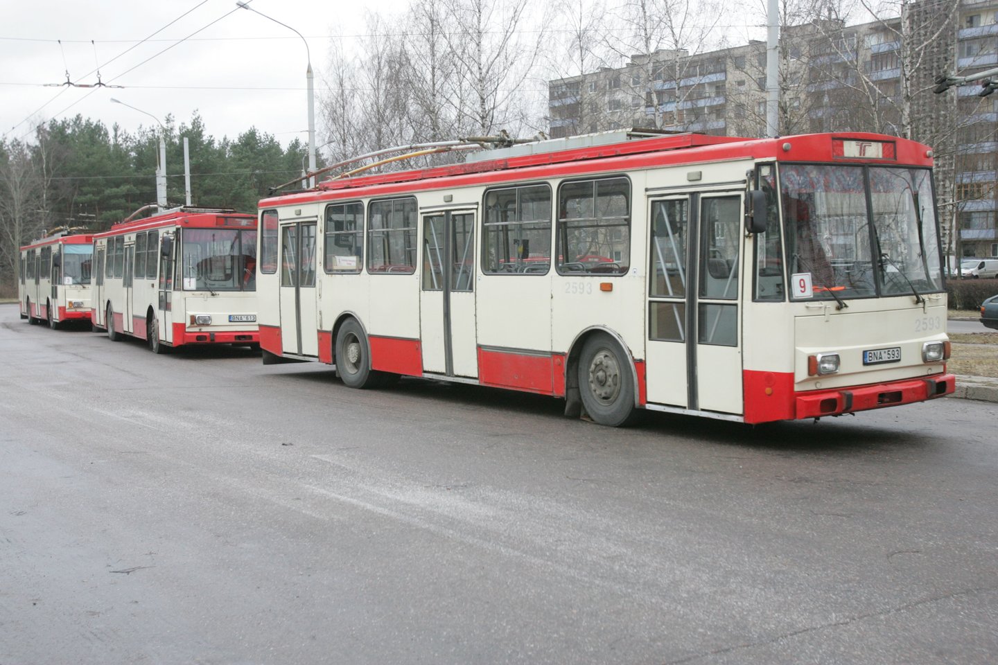 Nutrūkę laidai Vilniuje sustabdė troleibusų eismą, susidarė grūstis.<br>T.Bauro asociatyvi nuotr.