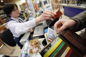 Prekybininkų galvos skausmas: kaip privilioti geidžiamiausią darbuotoją – kasininką?