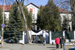 Rusijos ambasada pasipiktino, kad jų ambasadorius nebuvo įleistas į teismo salę