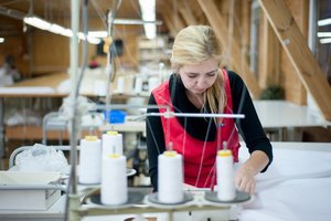 Pramonei trūksta siuvėjų: vienam pretendentui tenka keturios darbo vietos