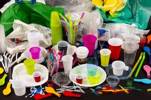 Oficialu: nuo 2021-ųjų draudžiama naudotis vienkartiniais plastikiniais daiktais