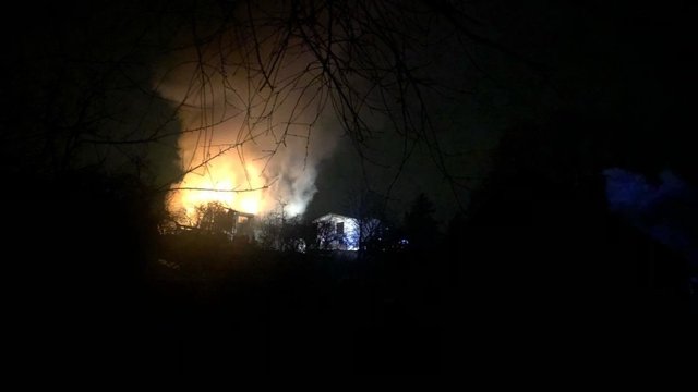 Vaizdai iš įvykio vietos: Vilniuje atvira liepsna degė namas