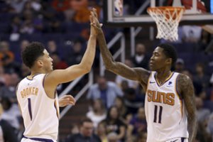 NBA naktis: pusšimtis D. Bookerio taškų ir be L. Jameso likę „Lakers“