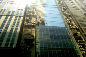 Dakoje per gaisrą biurų pastate žuvo mažiausiai 17 žmonių, gali būti daug įstrigusių