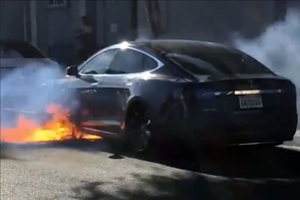 Ką daryti, jeigu užsidegė elektromobilis? To nežino net ugniagesiai