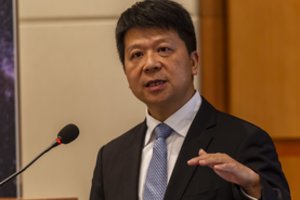 Nepaisant JAV spaudimo, „Huawei“ pelnas pernai šoktelėjo ketvirtadaliu