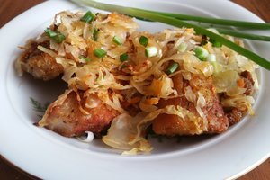 Kiauliena raugintų kopūstų patale: greita, paprasta ir labai skanu