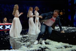 Šokėjos išvedė iš proto Marijoną Mikutavičių – lakstė po sceną, vartėsi lovoje ir mėtė plunksnas