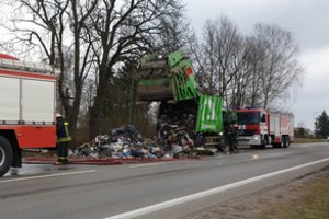 Vilkaviškio rajone į šiukšliavežę supilti pelenai sukėlė gaisrą