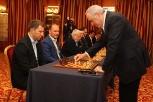 Šachmatų didmeistris Garis Kasparovas sulošė partiją iškart su septyniais lietuviais