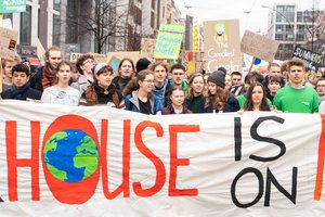 Berlyne tūkstančiai jaunuolių atėjo palaikyti švedų aktyvistės kovos dėl klimato