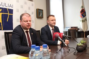 Per vizitą Šiauliuose S. Skvernelis bandė nušauti kelis zuikius