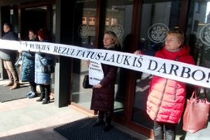 Klaipėdoje viceministrą Paulių Martinkų stabdė piketuotojai – teko brautis pro užtvaras