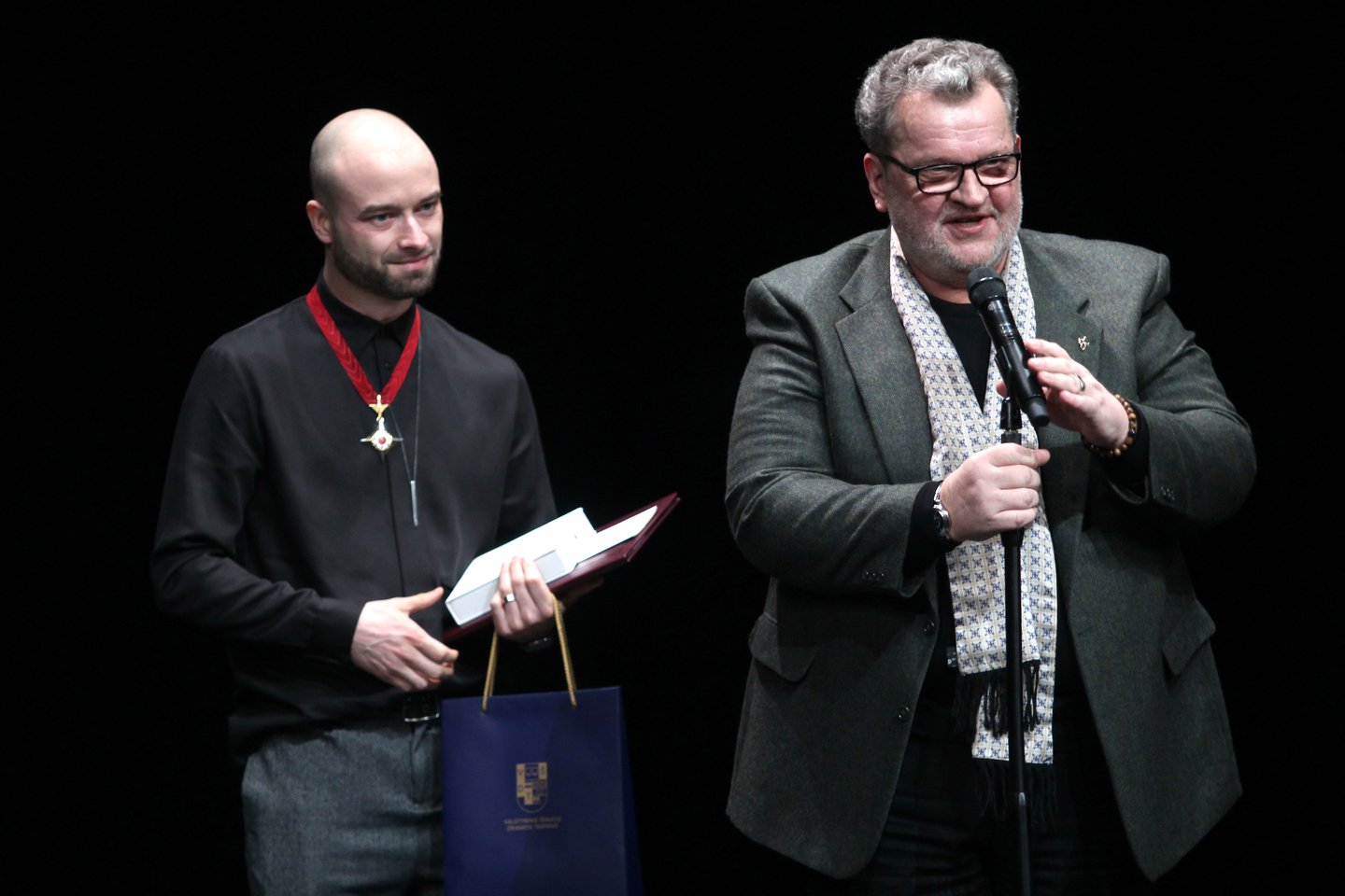Auksinį scenos kryžių už nacionalinę dramaturgiją aktorius A.Venckus įteikė A.Špilevojui (kairėje) už spektaklio „Bagadelnia“ dramaturgiją (Valstybinis Šiaulių dramos teatras).<br> R.Vitkaus nuotr.