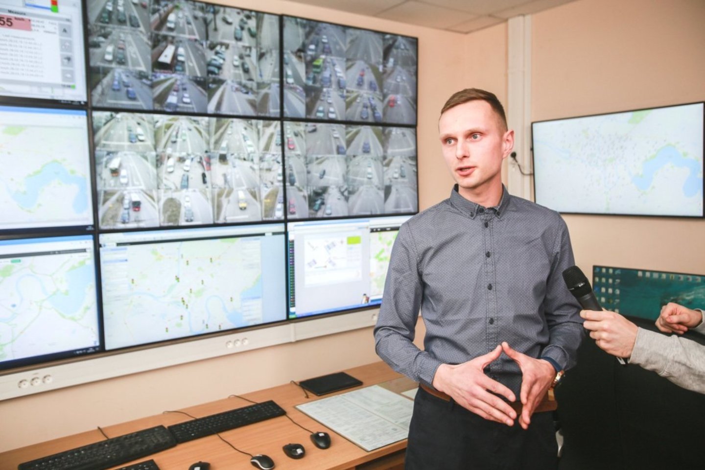 Naujasis Eismo valdymo centras veiks visą parą, jo specialistai stebės šviesoforų darbą ir gatvių apšvietimą. D.Zaloga papasakojo, kaip eismo valdymas padeda susidoroti su spūstimis.