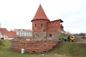 Kauno pilį apsupo pastoliai, bet kauniečiai nerimauja ne dėl yrančio mūro