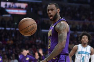 NBA naktis: LeBronas sugrąžino „Lakers“ į pergalių kelią, „Warriors“ dramatiškai pralaimėjo Mineapolyje