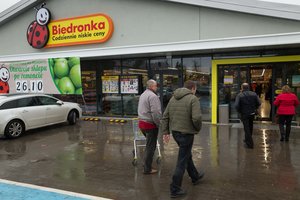 Lenkijos valdžia rengia prievolę prekybininkams, bet kentės pirkėjų piniginė