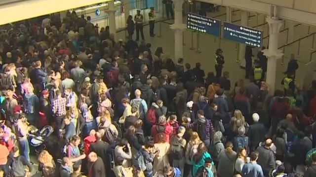 Londone kilo chaosas: vienas vyras sustabdė visą traukinių eismą