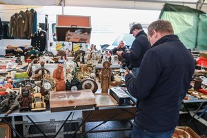 Kodėl vieni pirkėjai į sendaikčių turgų skuba pro aušrą, o kiti laukia vakaro?