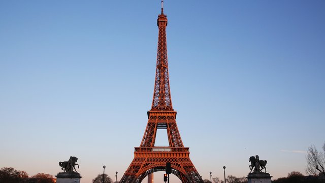 Paryžiaus simboliui – 130 metų: „Nekenčiamą“ Eifelio bokštą siūlė griauti