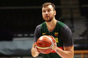 Donatas Motiejūnas išdėstė, kodėl jis dar negali išvykti į NBA  „San Antonio Spurs“ klubą