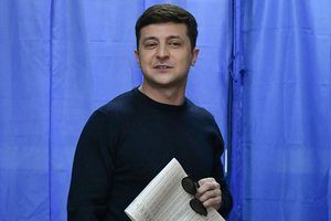 Ukrainai renkant prezidentą, pirmąjį ratą turėtų laimėti komikas