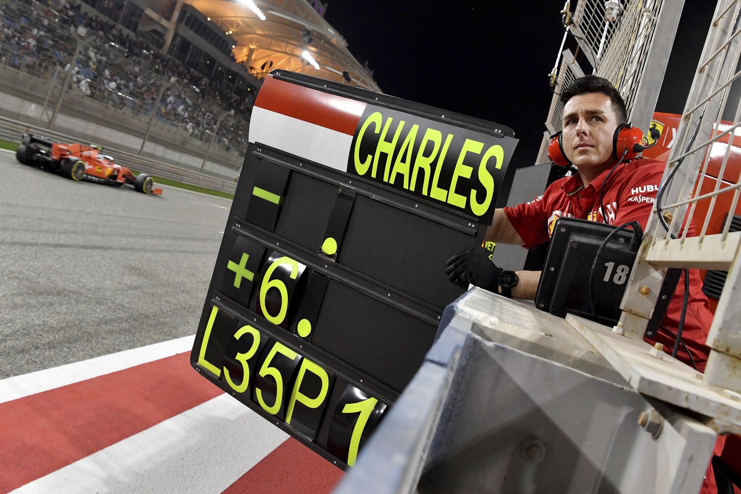 Bahreino GP kaip lyderiai pradėjo „Ferrari“, bet laimėjo „Mercedes“.<br>AP nuotr.