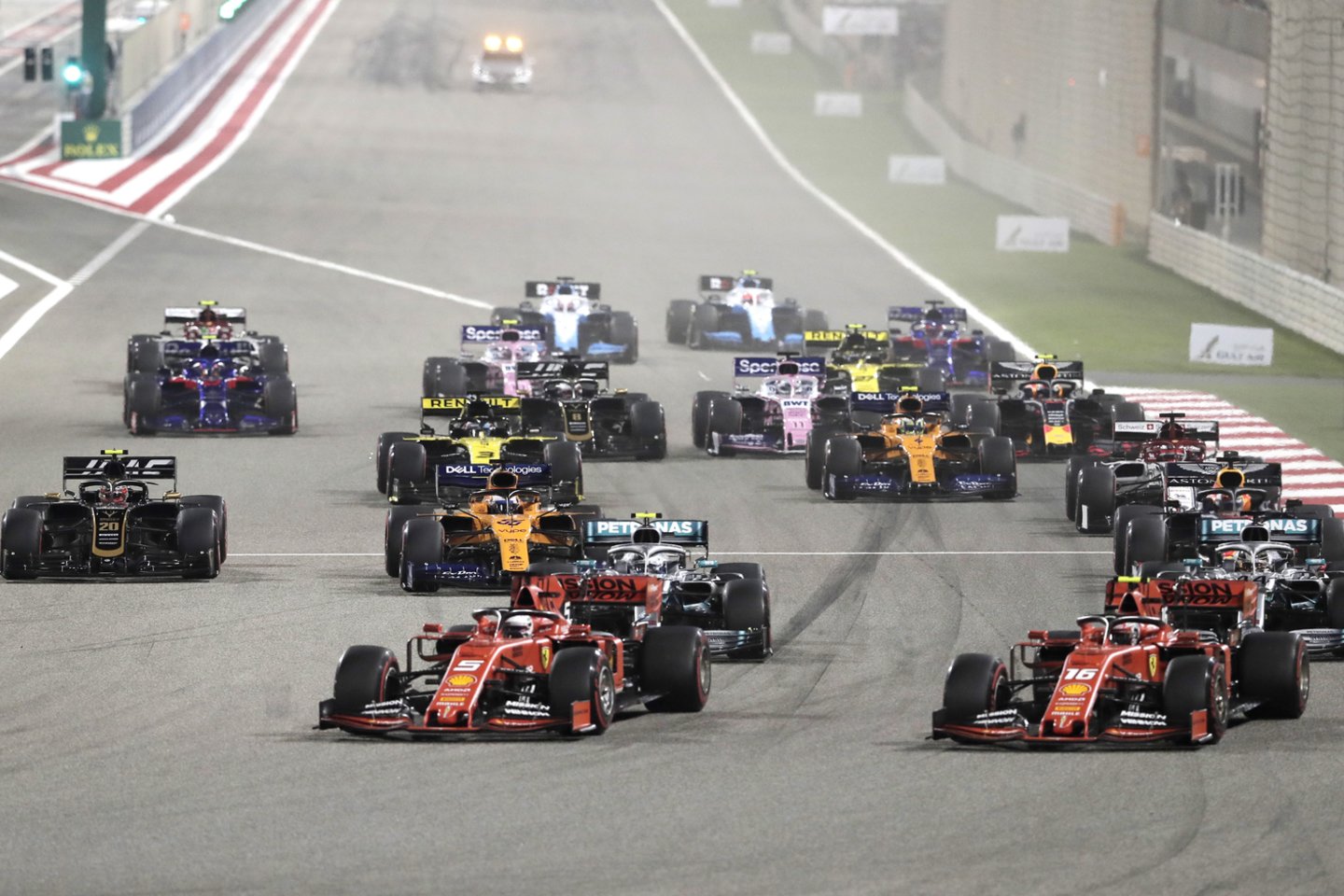 Bahreino GP kaip lyderiai pradėjo „Ferrari“, bet laimėjo „Mercedes“.<br>AP nuotr.