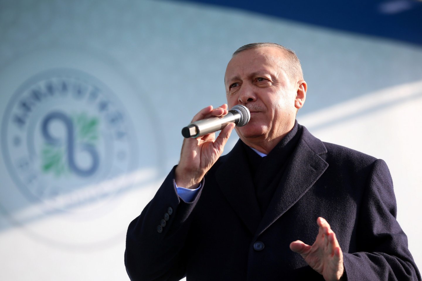 Šis balsavimas taip pat laikomas autoritariško R. T. Erdogano valdymo svarbiu išbandymu, Turkijai išgyvenant staigų ekonomikos sulėtėjimą.