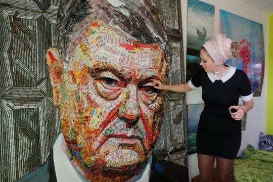 Apie 150 „sportinės išvaizdos“ vyrų susirinko prie Ukrainos CRK pastato