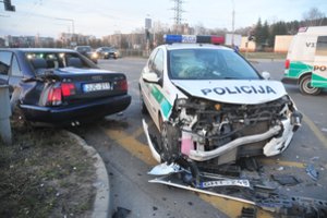 Savaitgalio avarijose žuvo žmogus, dar 33 buvo sužaloti