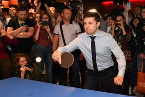 Politologas apie V. Zelenskį: „Ukrainos žmonės renkasi katę maiše“