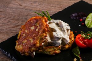 Bulviniai blynai su rūkyta vištiena maloniai nustebins skoniu