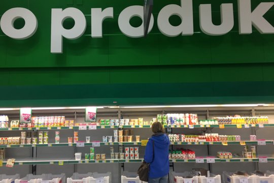 Pirkėjai panikuoja – parduotuvėse dingo pigus pienas 