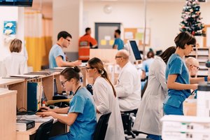 Įspėjo apie galimas pragaištingas pasekmes: tai paskatins jaunų gydytojų emigraciją