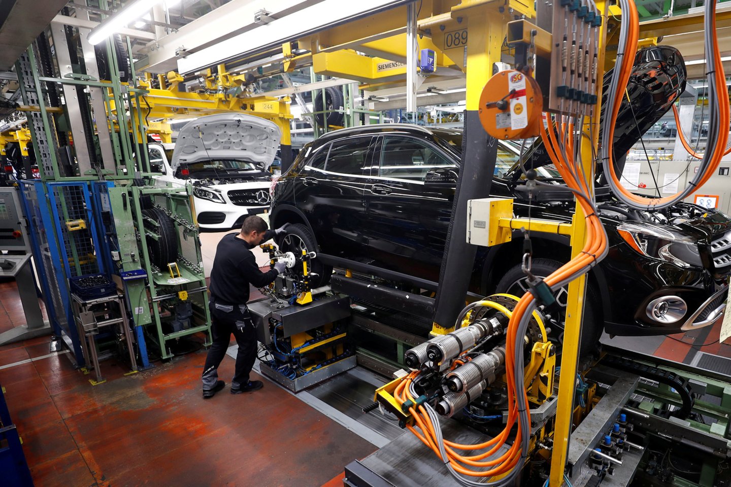 Vokietijos automobilių pramonės milžinas „Daimler“ Rusijoje atidaro pirmąją automobilių gamyklą.<br> Reuters-Scanpix nuotr. 