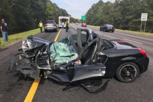 Sunku patikėti, kuo baigėsi kabrioleto ir sunkvežimio avarija: dėkojo ne tik likimui